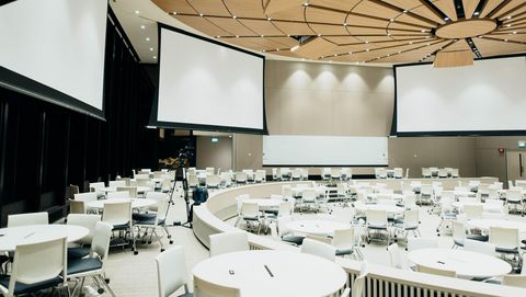 Salle événementielle avec projecteurs