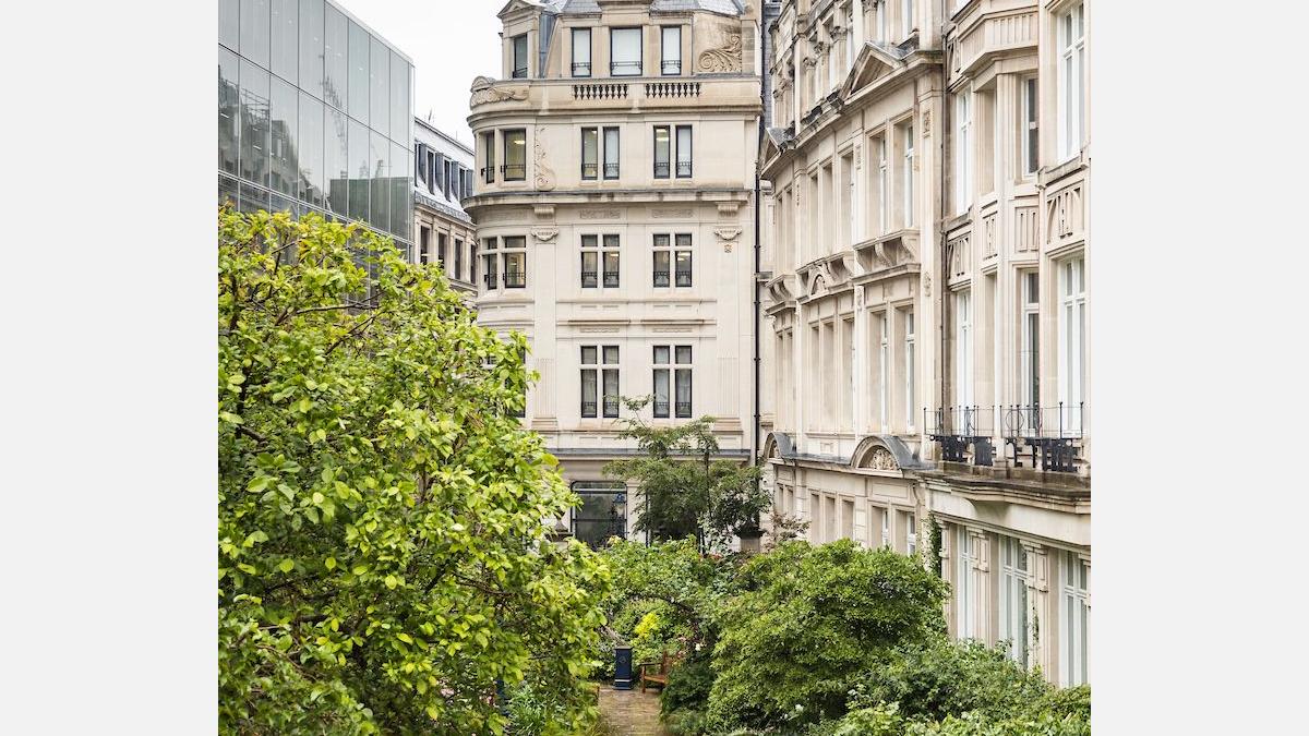 summer-champagne-reception-French-Chamber-of-Great-Britain