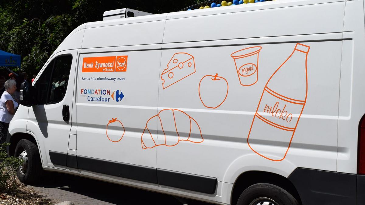 carrefour_polska_przekazal_ciezarowke_chlodnie_bankowi_zywnosci_w_toruniu
