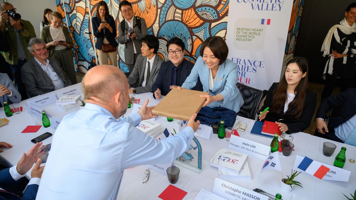 Beauty Hub Chartres meeting - Cosmetic Valley receiving a gift from korean minister of startup and SMEs