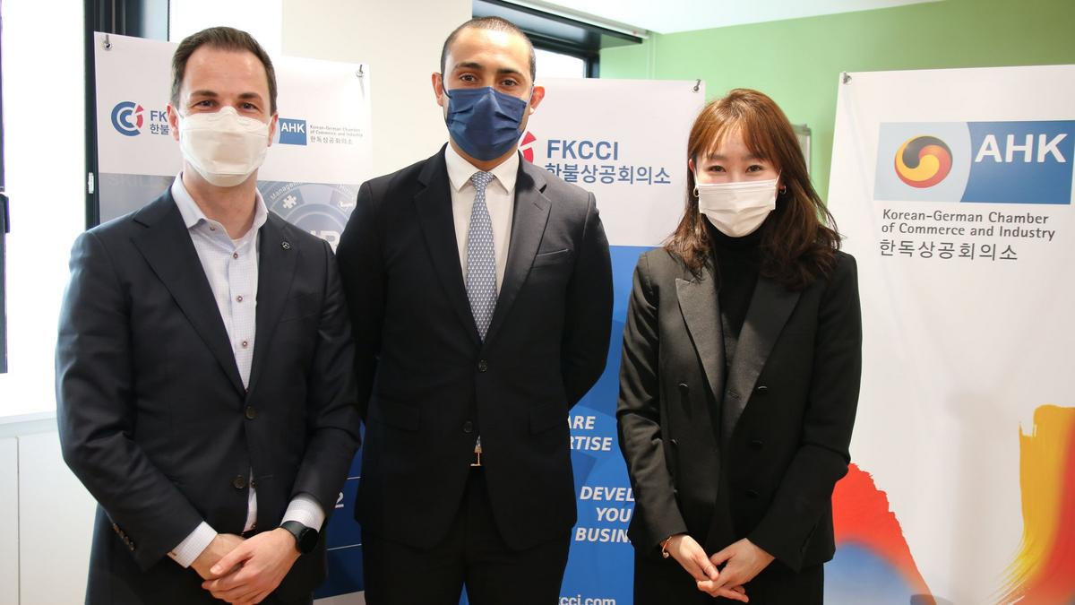 2 Roundtable Speakers and the Moderator