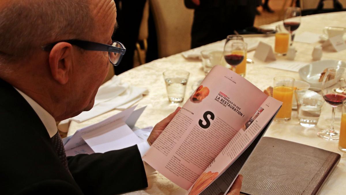 ... et a feuilleté la dernière parution France Japon Éco