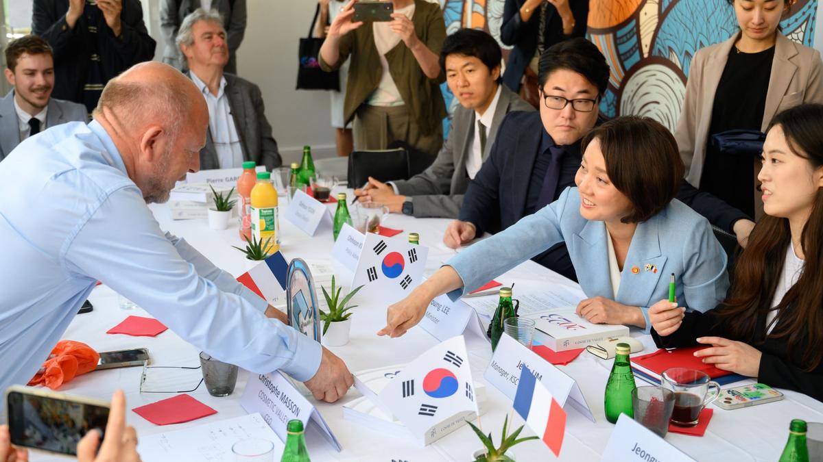 Beauty Hub Chartres meeting - Cosmetic Valley giving a gift to the Korean Minister of startup and SME