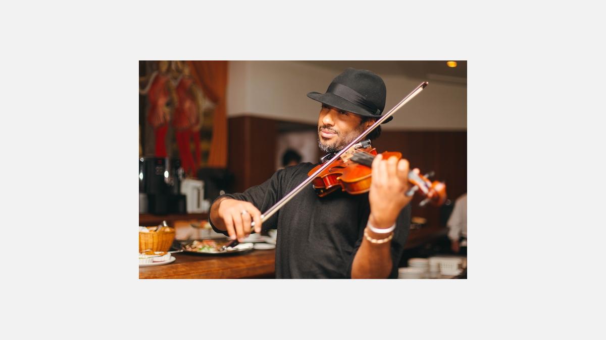 ...et le violoniste français Ezekiel...