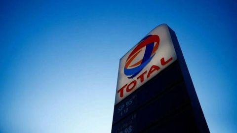 Total annonce mardi avoir conclu un partenariat avec Green Investment Group (GIG), filiale du groupe Macquarie, pour développer cinq projets d'éolien offshore flottant en Corée du Sud d'une capacité cumulée potentielle supérieure à 2 gigawatts (GW) Total annonce mardi avoir conclu un partenariat avec Green Investment Group (GIG), filiale du groupe Macquarie, pour développer cinq projets d'éolien offshore flottant en Corée du Sud d'une capacité cumulée potentielle supérieure à 2 gigawatts (GW). /Photo d'archives/REUTERS/Gonzalo Fuentes