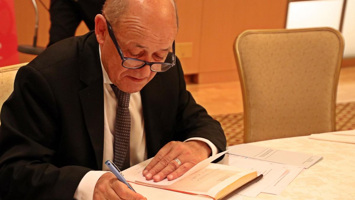 Jean-Yves Le Drian a signé le Livre d'or de la CCI France Japon ...