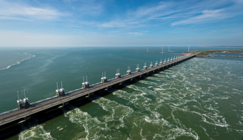 L'Oosterscheldekering (en néerlandais : Barrage de l'Escaut oriental) est le plus important ouvrage du Plan Delta. Sa longueur est de près de 9 kilomètres ! L'Oosterscheldekering (en néerlandais : Barrage de l'Escaut oriental) est le plus important ouvrage du Plan Delta. Sa longueur est de près de 9 kilomètres !
