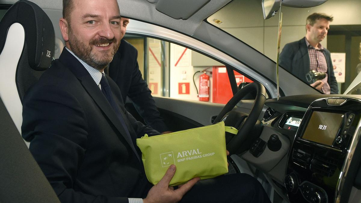 Przekazanie samochodu elektrycznego Renault ZOE firmie Lyreco