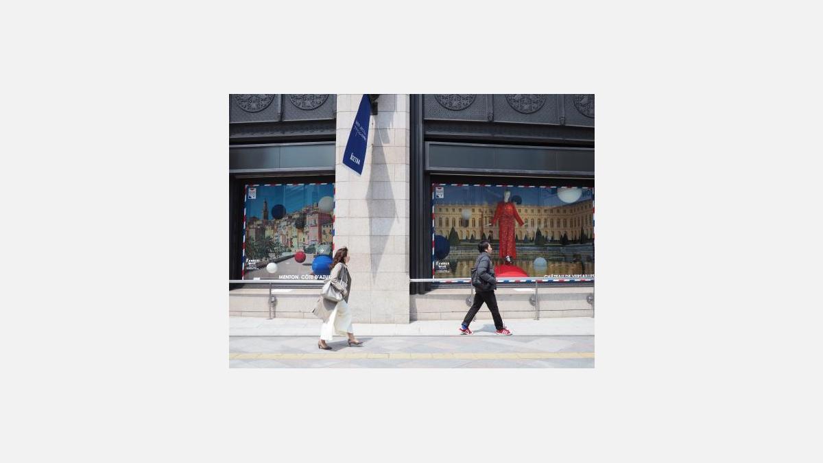 Vitrines d'Isetan Shinjuku aux couleurs des régions françaises