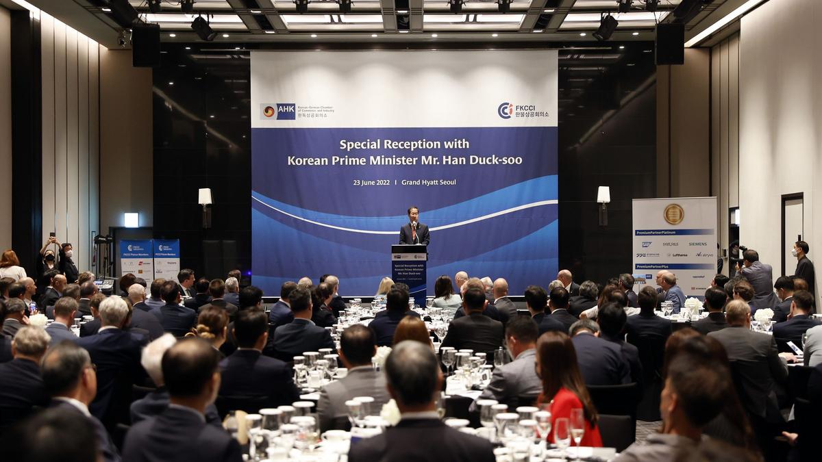 Prime Minister Han Duk-soo with The French-Korean Chamber of Commerce and Industry (FKCCI), and the Korean-German Chamber of Commerce and Industry (KGCCI) Prime Minister Han Duk-soo with The French-Korean Chamber of Commerce and Industry (FKCCI), and the Korean-German Chamber of Commerce and Industry (KGCCI)