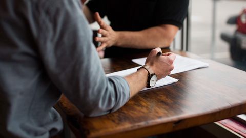 Personne rédigeant un document papier