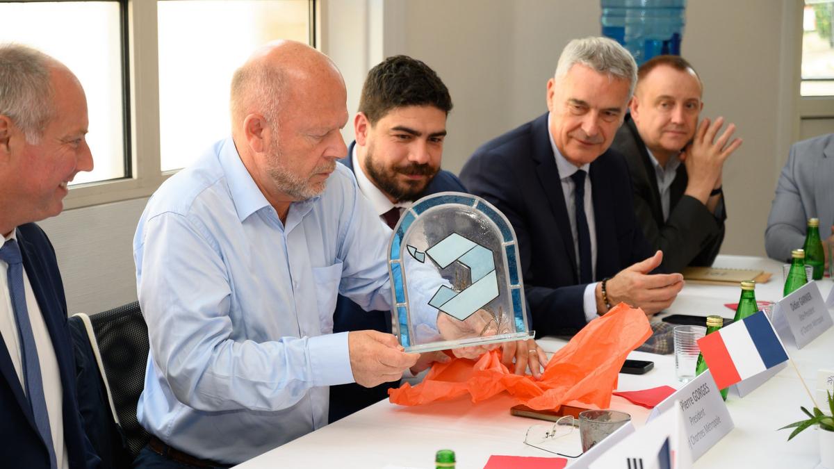 Beauty Hub Chartres meeting - Cosmetic Valley giving a gift to the Korean Minister of startup and SME