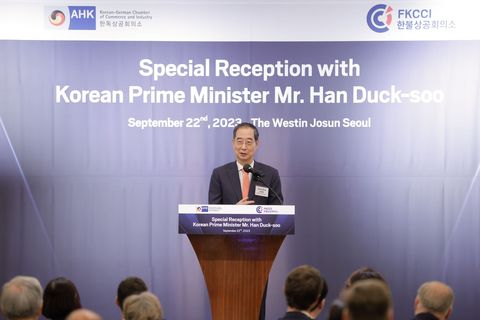 Prime Minister Han Duck-so assesses Korea's economic progress and investment opportunities with French and German Chambers Prime Minister Han Duck-so assesses Korea's economic progress and investment opportunities with French and German Chambers