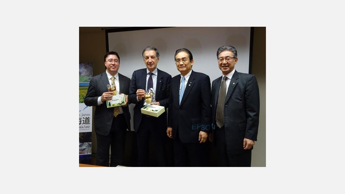 ... et a reçu des souvenirs de la région de Hokkaido