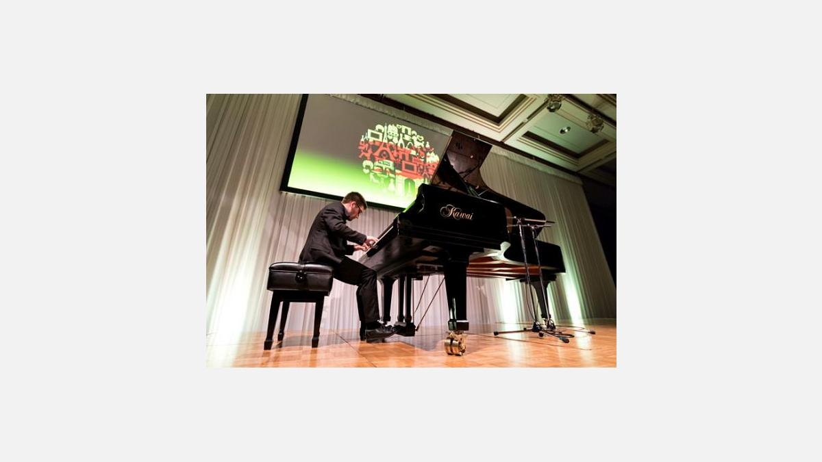 ... a interprété plusieurs morceaux classique et jazz au piano