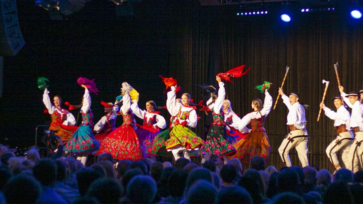 Zespół Mazowsze na scenie MCC Mazurkas.