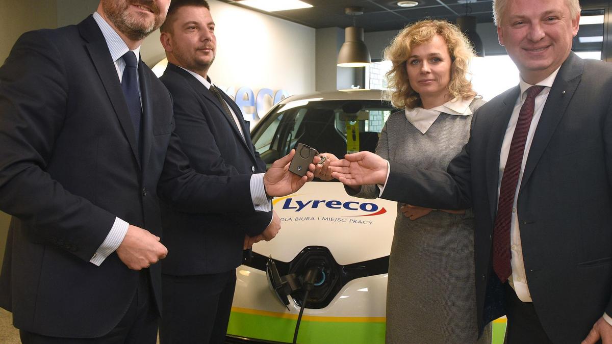 Przekazanie samochodu elektrycznego Renault ZOE firmie Lyreco