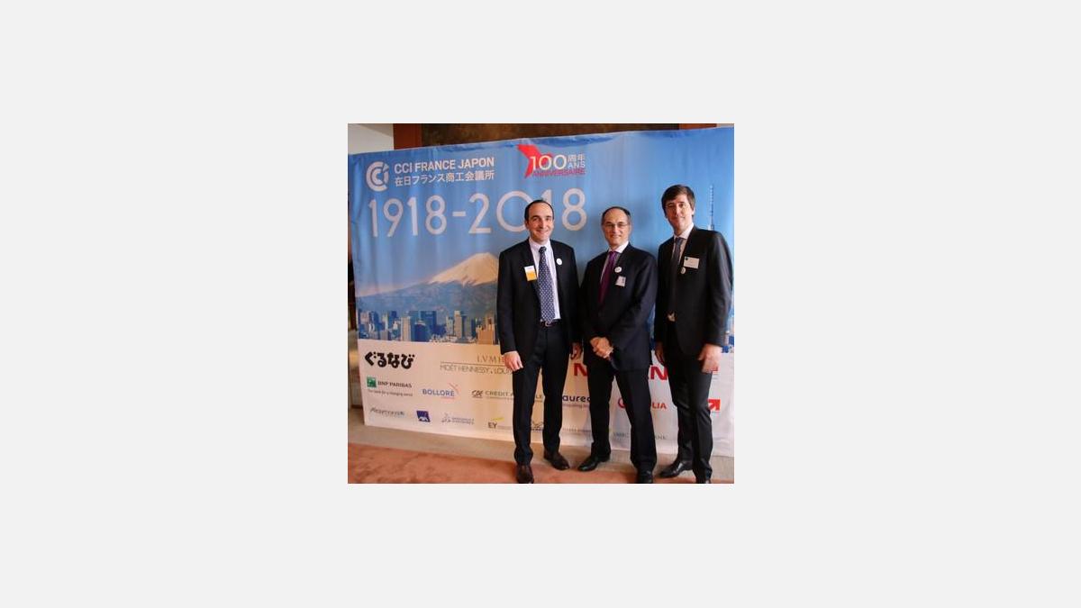 Quelques adhérents posant devant le backdrop du centenaire