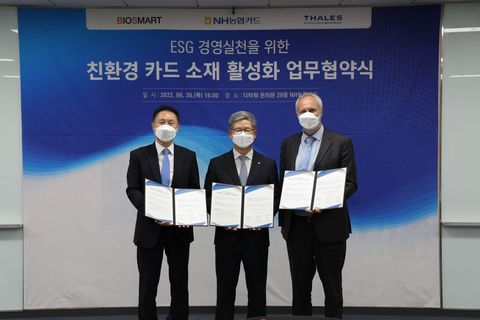 CEO Yoon Sang-woon of NH Nonghyup Card, CEO Yun Ho-kwon of BioSmart, Country Director of Thales Korea, Sandy Gillio CEO Yoon Sang-woon of NH Nonghyup Card, CEO Yun Ho-kwon of BioSmart, Country Director of Thales Korea, Sandy Gillio