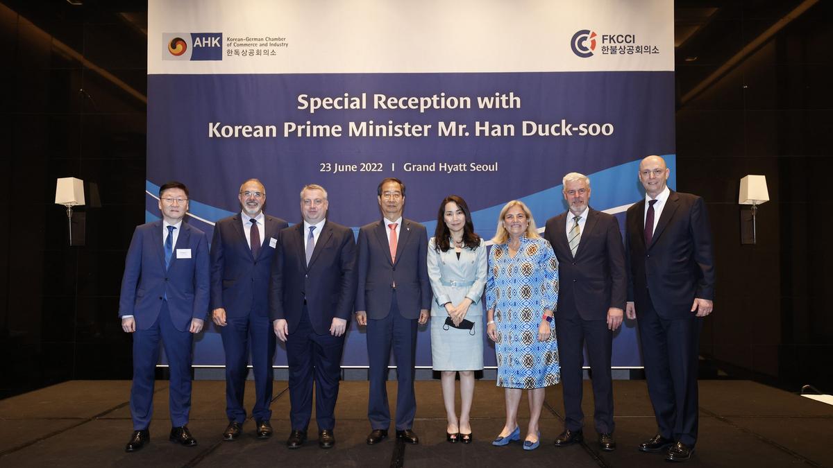 H.E. María Castillo Fernández, Ambassador of the European Union to South Korea, Minister of the Office for Government Policy Coordination Bang Moon-Kyu (OPC), Minister for Trade Ahn Dukgeun (MOTIE), 2nd Vice Minister of Foreign Affairs Lee Dohoon(MOFA) H.E. María Castillo Fernández, Ambassador of the European Union to South Korea, Minister of the Office for Government Policy Coordination Bang Moon-Kyu (OPC), Minister for Trade Ahn Dukgeun (MOTIE), 2nd Vice Minister of Foreign Affairs Lee Dohoon(MOFA)
