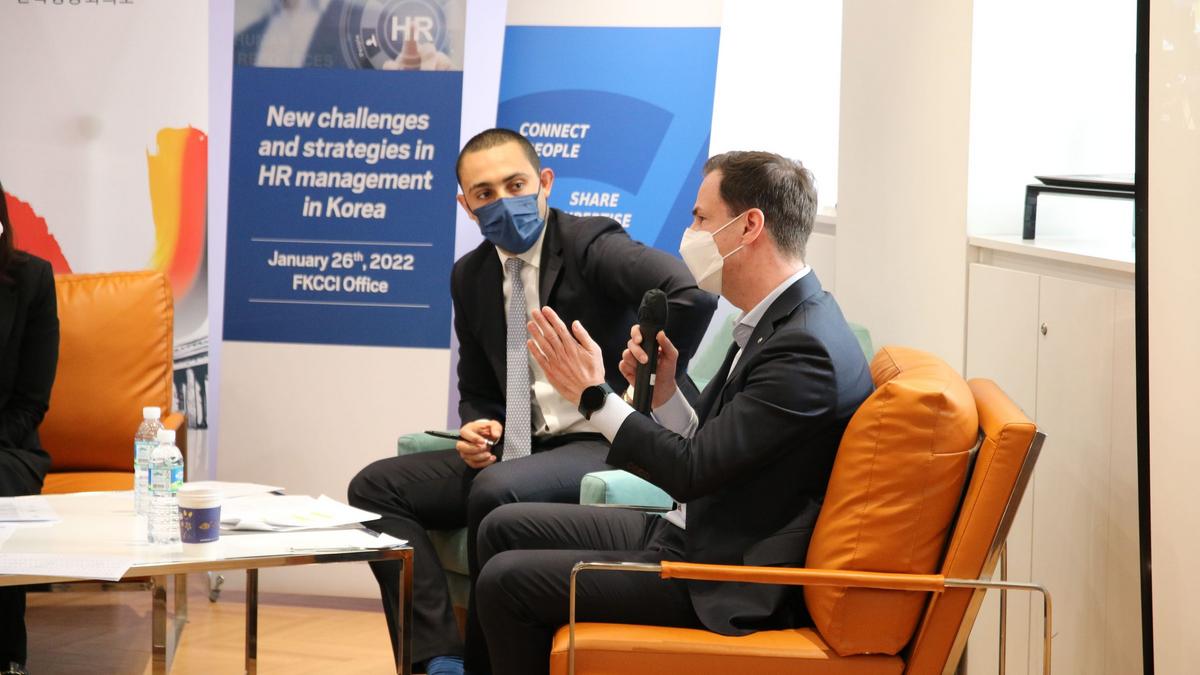 2 Roundtable Speakers