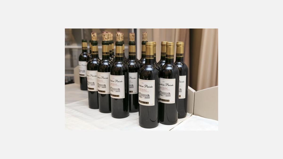 accompagné d’un verre de vin rouge de Bordeaux ...