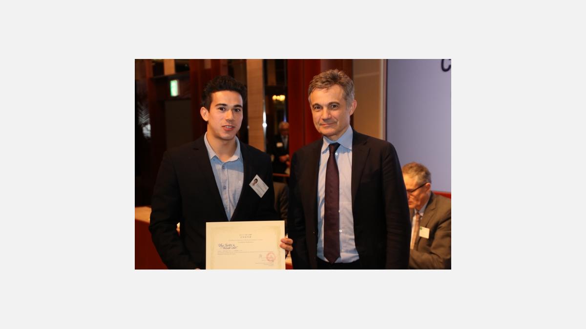 Remise de certificat d'adhésion pour les nouveaux membres Remise de certificat d'adhésion pour les nouveaux membres