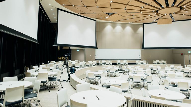 Salle événementielle avec projecteurs