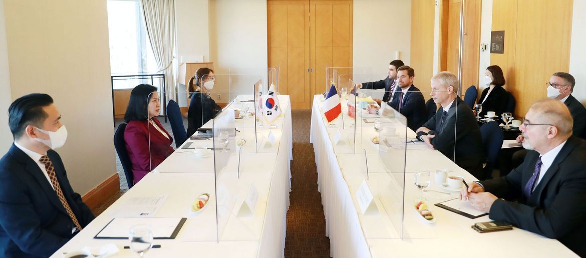 Franck Riester :Rencontre avec Yoo Myung-hee, Ministre du Commerce, MOTIE (2020.12.18)