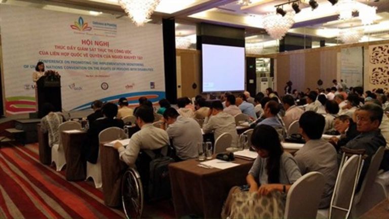 Ouverture du colloque international sur la promotion de la participation des handicapés à exécuter et à veiller leurs droits issus de la Convention de l’ONU sur les droits des personnes handicapées, le 18 avril à Hanoï.