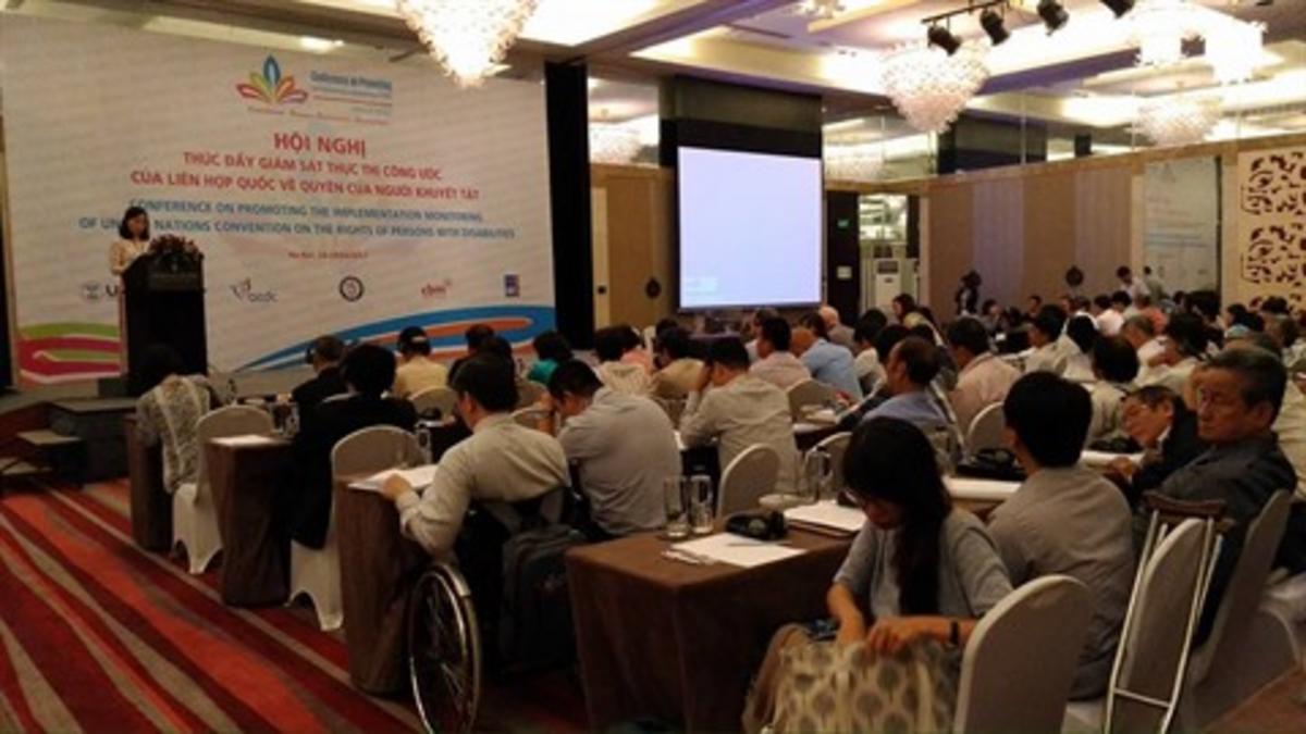 Ouverture du colloque international sur la promotion de la participation des handicapés à exécuter et à veiller leurs droits issus de la Convention de l’ONU sur les droits des personnes handicapées, le 18 avril à Hanoï.