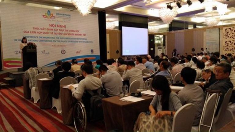 Ouverture du colloque international sur la promotion de la participation des handicapés à exécuter et à veiller leurs droits issus de la Convention de l’ONU sur les droits des personnes handicapées, le 18 avril à Hanoï.