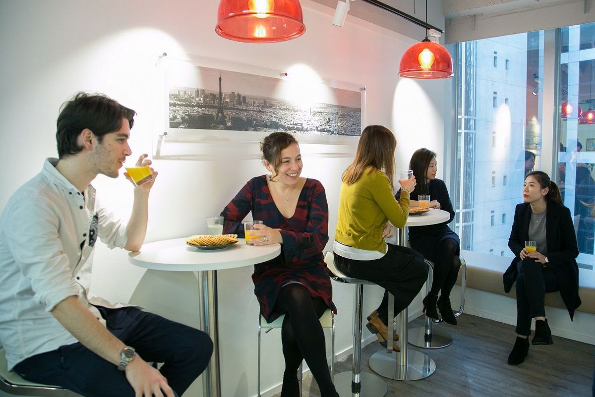 French_Chamber_Hong-Kong_entrepreneurs_chatting_in_the_business_center