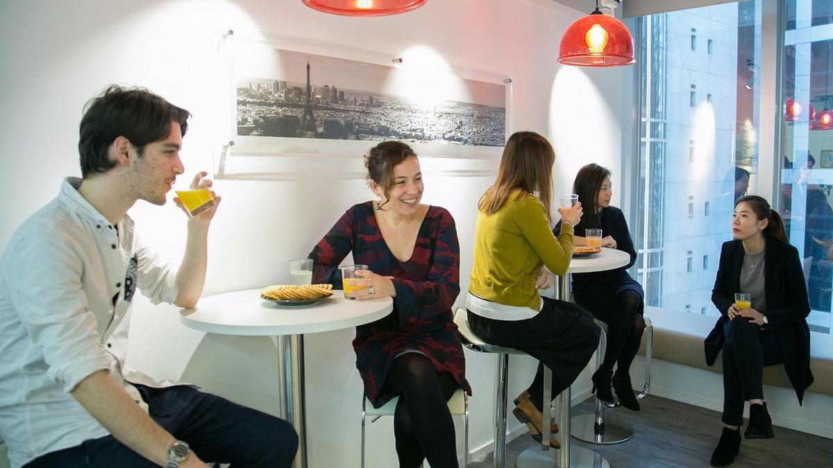 French_Chamber_Hong-Kong_entrepreneurs_chatting_in_the_business_center