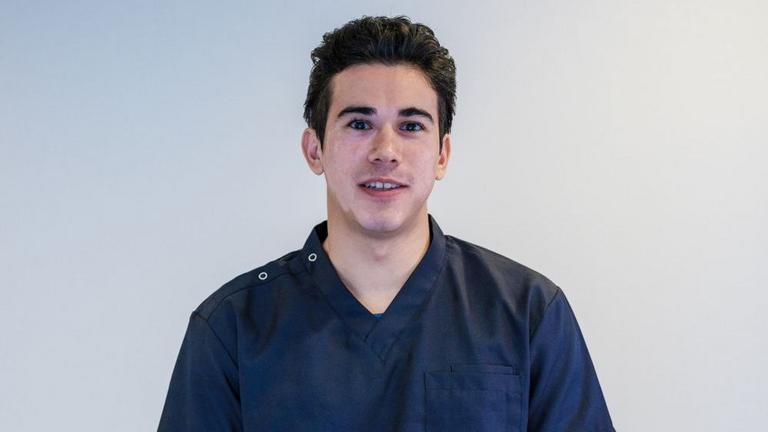 小島・ベレ・セバスチャン オステオパシー施術師