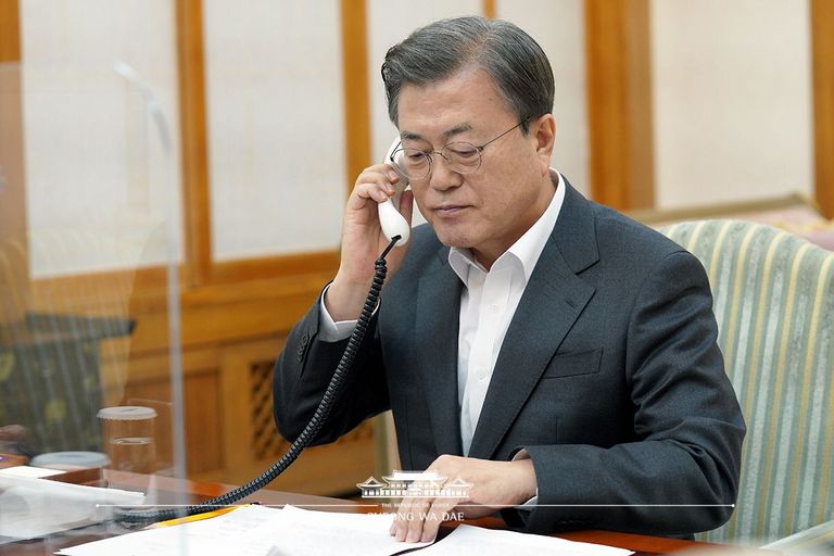 문재인 대통령, 코로나 19위 위기 극복 및 한불 협력을 위해 마크롱 프랑스 대통령과 정상 통화
