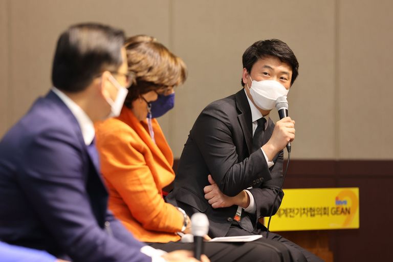 FKCCI signs cooperation agreement and discusses the future of electric vehicles at international expo in Jeju