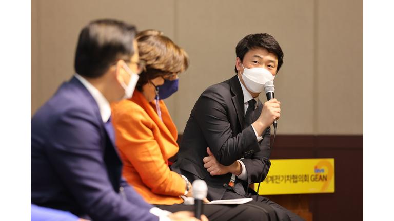 FKCCI signs cooperation agreement and discusses the future of electric vehicles at international expo in Jeju