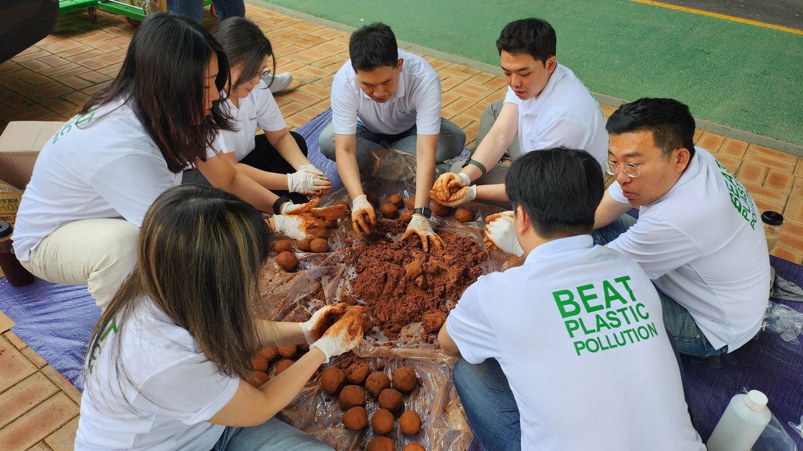 Lyreco Korea eco day at Yangjae-cheon