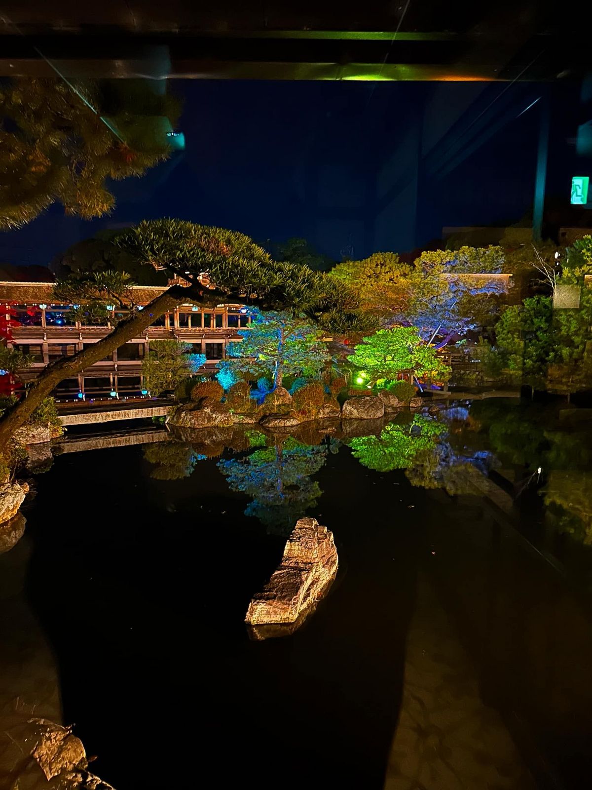  レセプションホールから見た平安神宮の庭園の景色