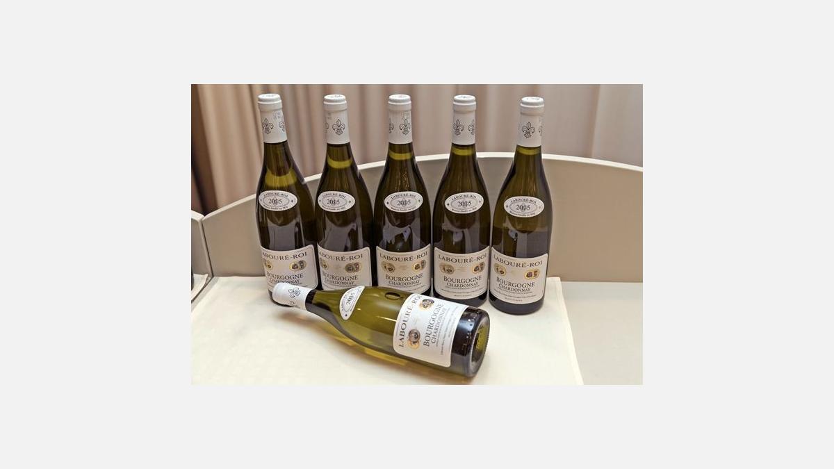 ... ainsi que du vin blanc de Bourgogne, offerts par Sapporo Breweries.
