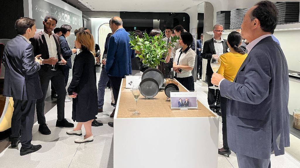 [Translate to Japonais:] Succès lors de la soirée networking de la Chambre chez hide k 1896