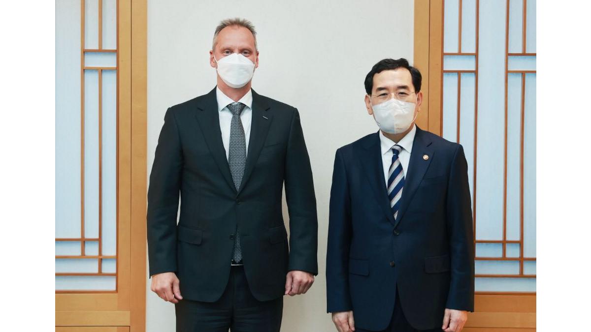 Airbus D&S CEO discuss aerospace industry cooperation with Korean Industry and Energy Minister Lee Chang-yang