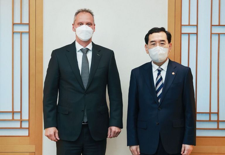 Airbus D&S CEO discuss aerospace industry cooperation with Korean Industry and Energy Minister Lee Chang-yang