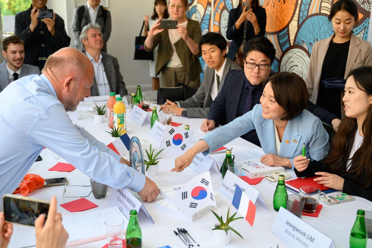 Beauty Hub Chartres meeting - Cosmetic Valley giving a gift to the Korean Minister of startup and SME