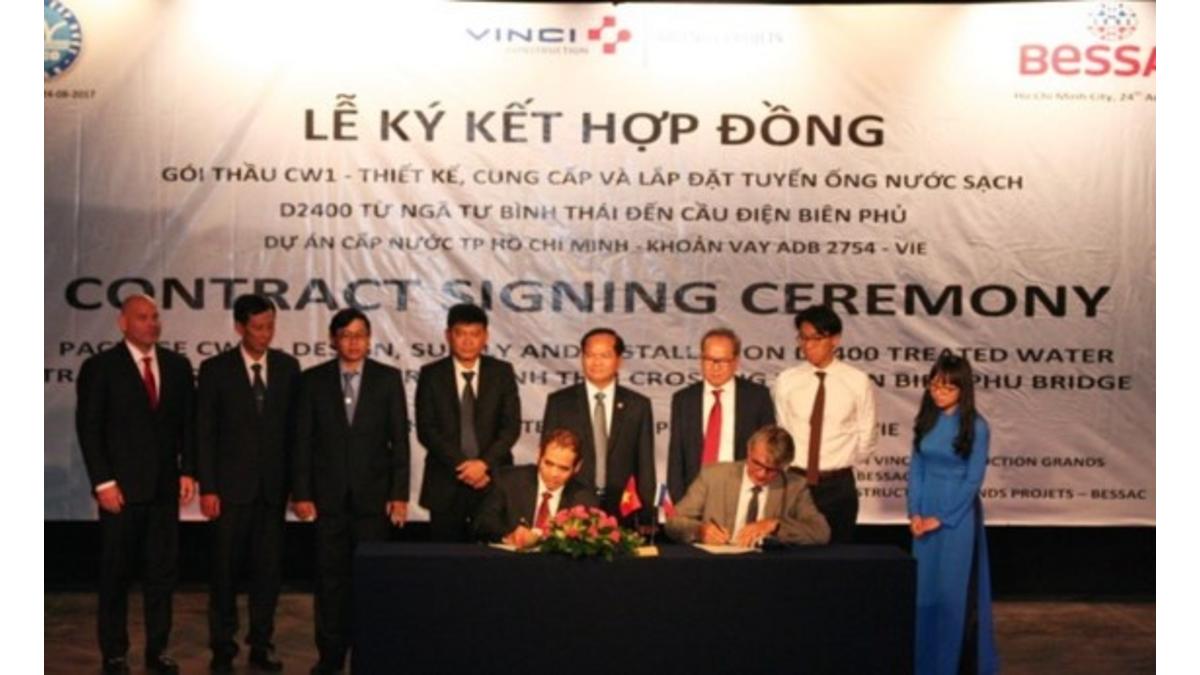 Lãnh đạo Sawaco đã ký kết hợp đồng thiết kế, cung cấp và lắp đặt 10 km ống nước sạch có đường kính 2.400 từ ngã tư Bình Thái đến cầu Điện Biên.