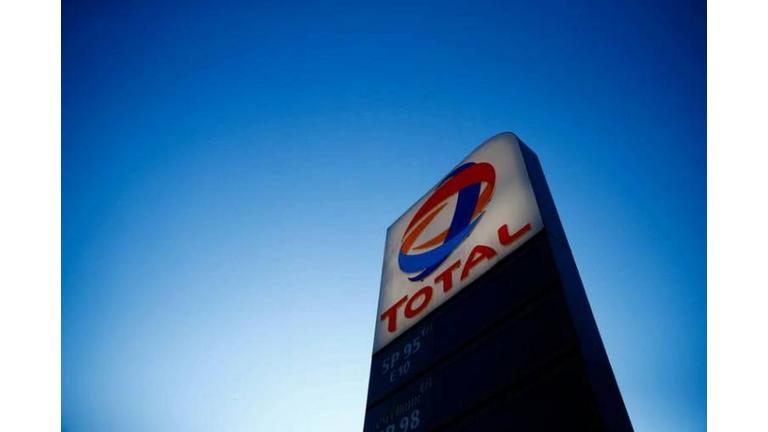 Total annonce mardi avoir conclu un partenariat avec Green Investment Group (GIG), filiale du groupe Macquarie, pour développer cinq projets d'éolien offshore flottant en Corée du Sud d'une capacité cumulée potentielle supérieure à 2 gigawatts (GW). /Photo d'archives/REUTERS/Gonzalo Fuentes