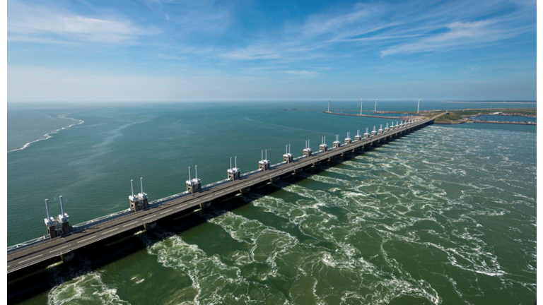 L'Oosterscheldekering (en néerlandais : Barrage de l'Escaut oriental) est le plus important ouvrage du Plan Delta. Sa longueur est de près de 9 kilomètres !