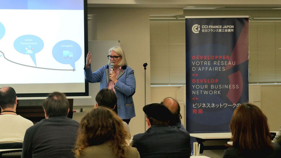 航空貨物が直面する課題を説明するベアトリス・デルプエッシュ氏