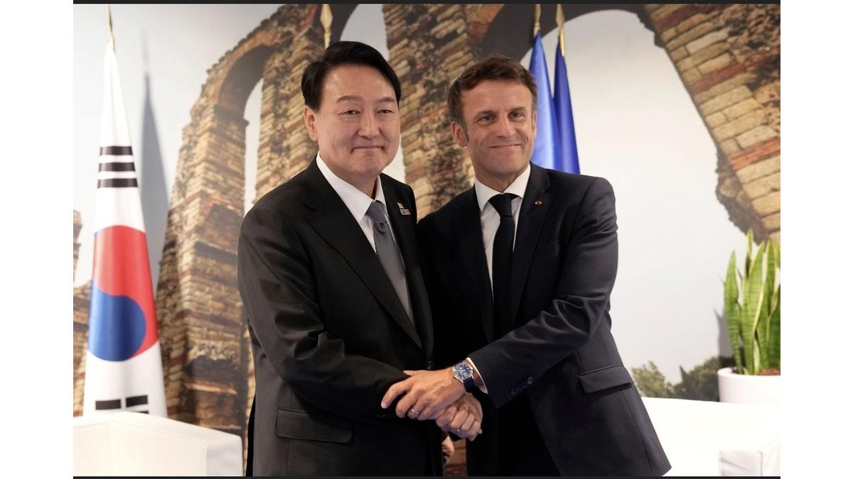 Presidents Yoon and Macron meet on the side of OTAN summit Presidents Yoon and Macron meet on the side of OTAN summit